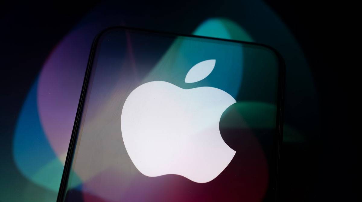 Apple Launches Siri AI With New Features