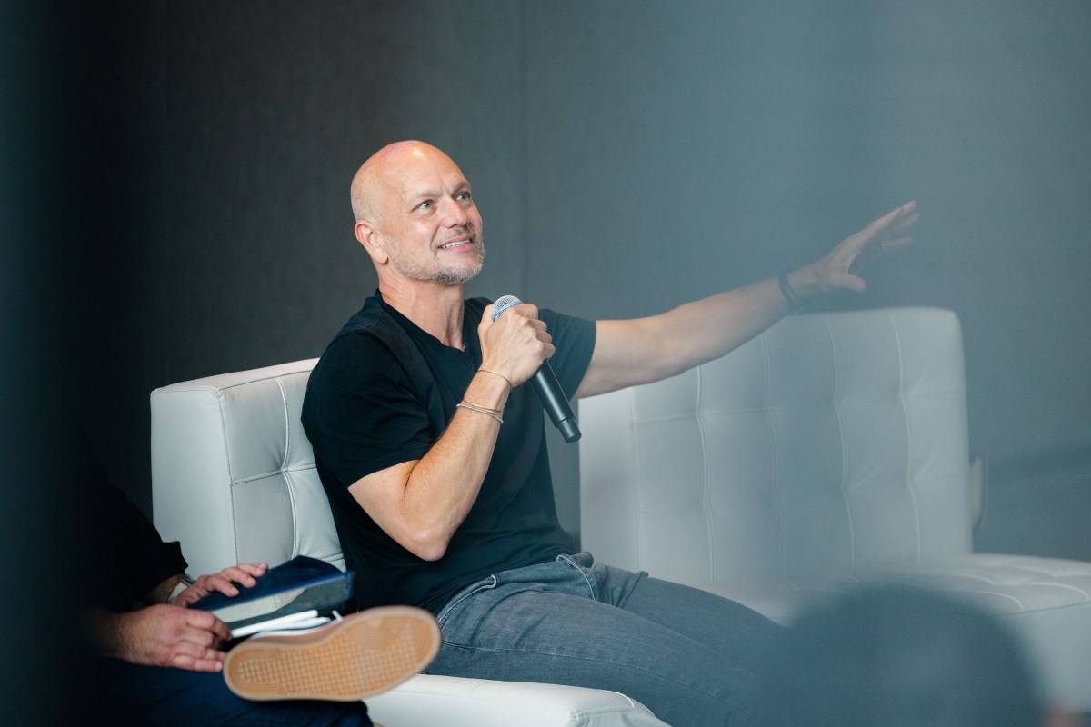 Tony Fadell Analyzes AI Gadget Failures and Future of Trust