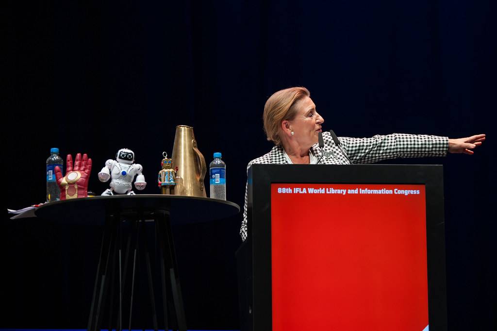 The Artificially Intelligent Librarian: threat or chance?
